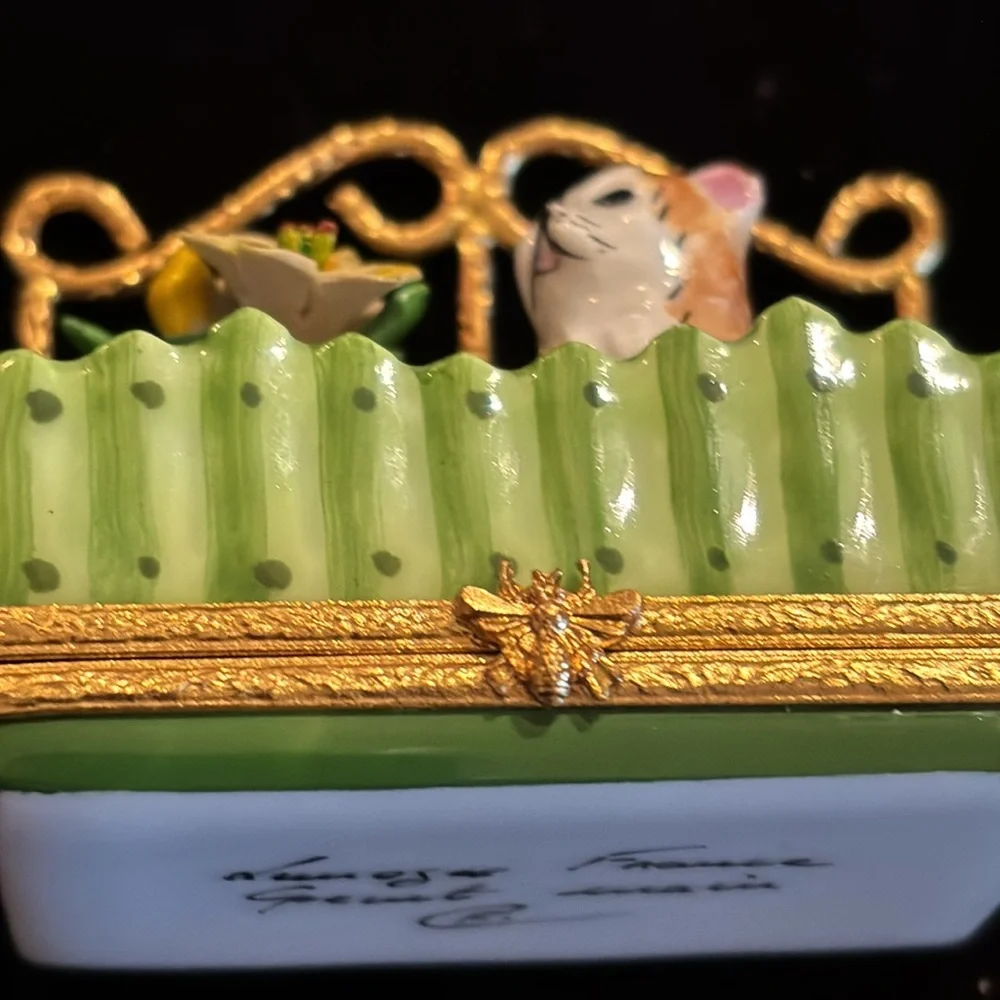 Limoges peint main "cat in flower bed" trinket box - Picture 3 of 9